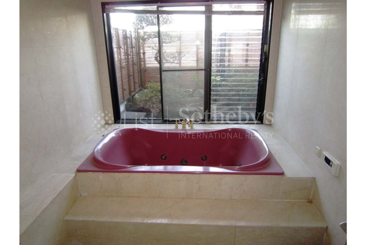 Kugahara House, luxury home in Ota-Ku, Tokyo, Japan | A Bathroom | Sotheby's International Realty | Finest Residences