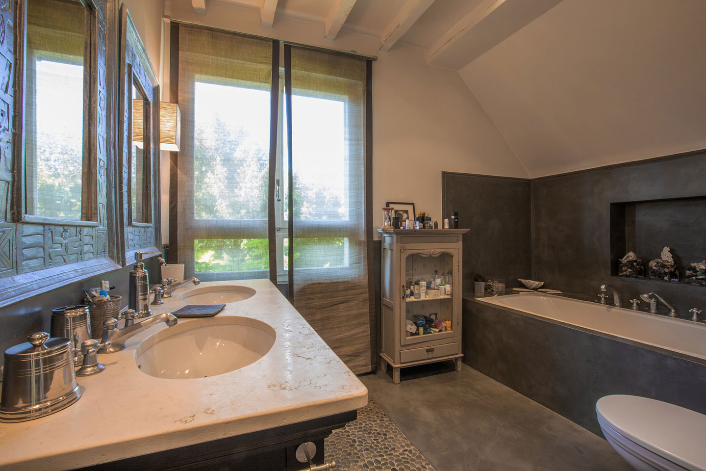Splendid Property For Sale in Geneva Left Bank, Collonge-Bellerive | A Bathroom | Presented by Finest International | Finest Residences