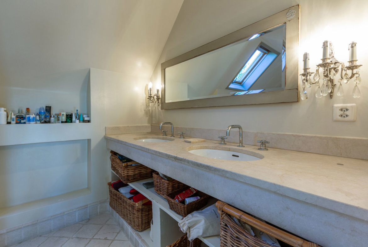 Splendid Property For Sale in Geneva Left Bank, Collonge-Bellerive | A Bathroom | Presented by Finest International | Finest Residences