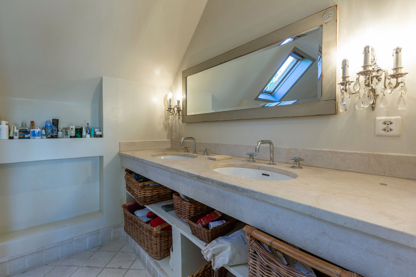 Splendid Property For Sale in Geneva Left Bank, Collonge-Bellerive | A Bathroom | Presented by Finest International | Finest Residences