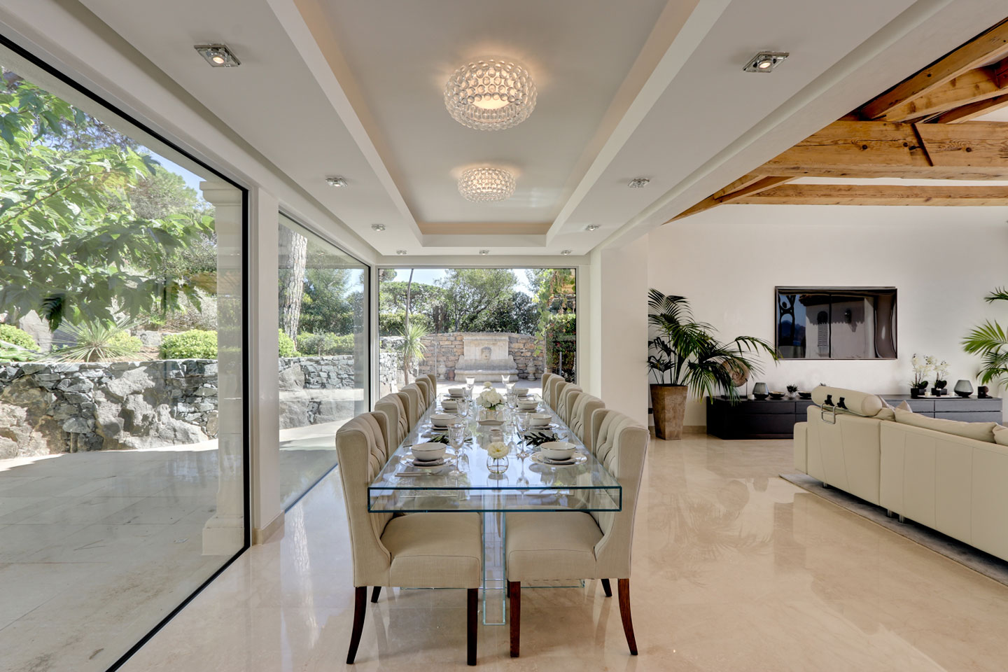 Luxury Property in Les Parcs de Saint Tropez, Côte d'Azur, France • The Dining Area | Listed by Bernard Corcos, CEO of Finest International | FINEST RESIDENCES