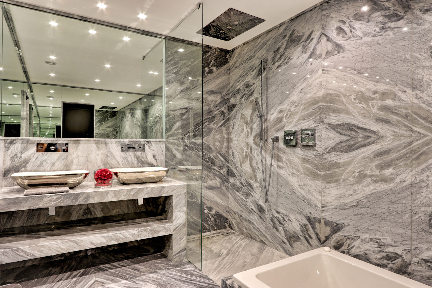 Luxury Property in Les Parcs de Saint Tropez, Côte d'Azur, France • A Bathroom | Listed by Bernard Corcos, CEO of Finest International | FINEST RESIDENCES