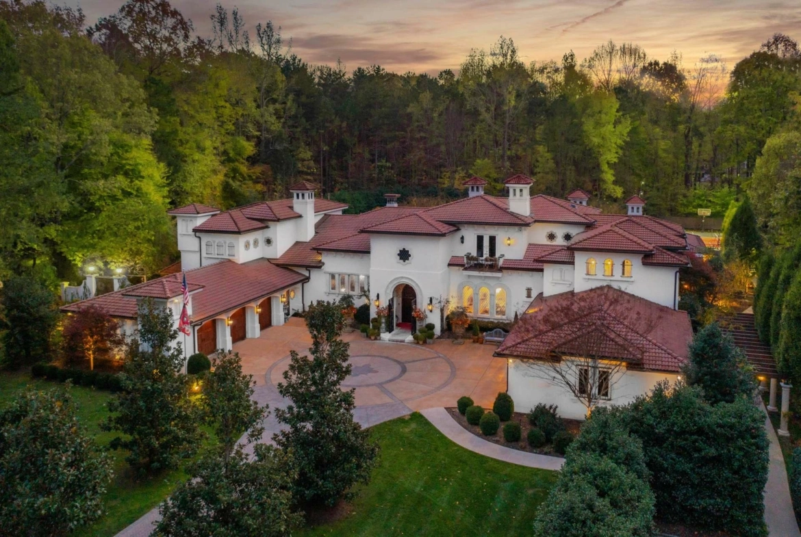 8371 Providence Road, Charlotte, NC, A luxury Mediterranean-style, Mizner-inspired property. Presented by Liza Caminiti, Senior Broker-in-Charge at Ivester Jackson | Christie’s International Real Estate • FINEST RESIDENCES