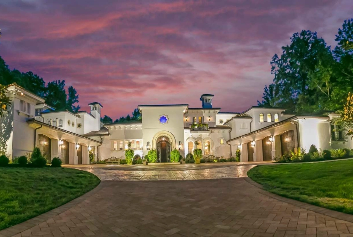 8371 Providence Road, Charlotte, NC, A luxury Mediterranean-style, Mizner-inspired property. Presented by Liza Caminiti, Senior Broker-in-Charge at Ivester Jackson | Christie’s International Real Estate • FINEST RESIDENCES