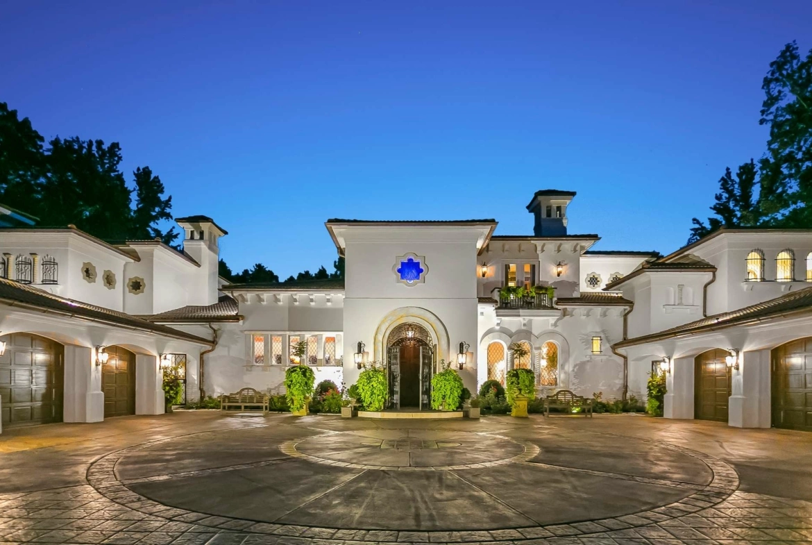 8371 Providence Road, Charlotte, NC, A luxury Mediterranean-style, Mizner-inspired property. Presented by Liza Caminiti, Senior Broker-in-Charge at Ivester Jackson | Christie’s International Real Estate • FINEST RESIDENCES