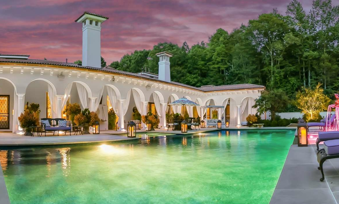 8371 Providence Road, Charlotte, NC, A luxury Mediterranean-style, Mizner-inspired property. Presented by Liza Caminiti, Senior Broker-in-Charge at Ivester Jackson | Christie’s International Real Estate • FINEST RESIDENCES