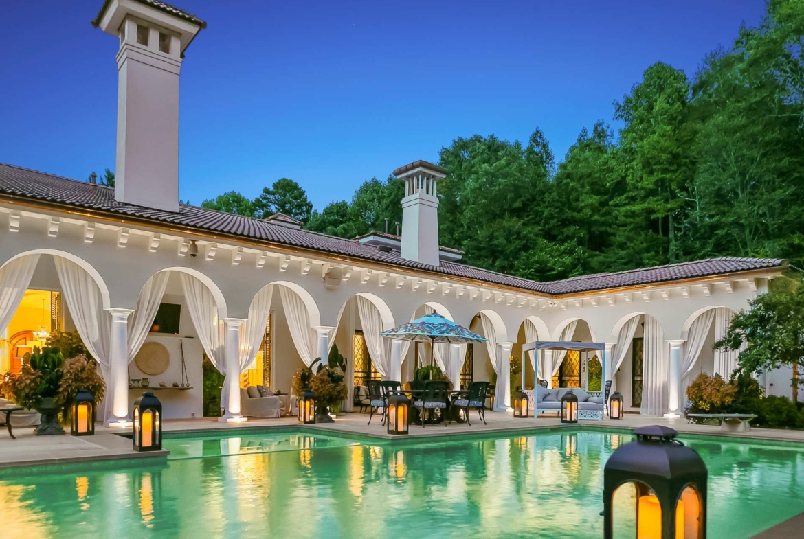 8371 Providence Road, Charlotte, NC, A luxury Mediterranean-style, Mizner-inspired property. Presented by Liza Caminiti, Senior Broker-in-Charge at Ivester Jackson | Christie’s International Real Estate • FINEST RESIDENCES