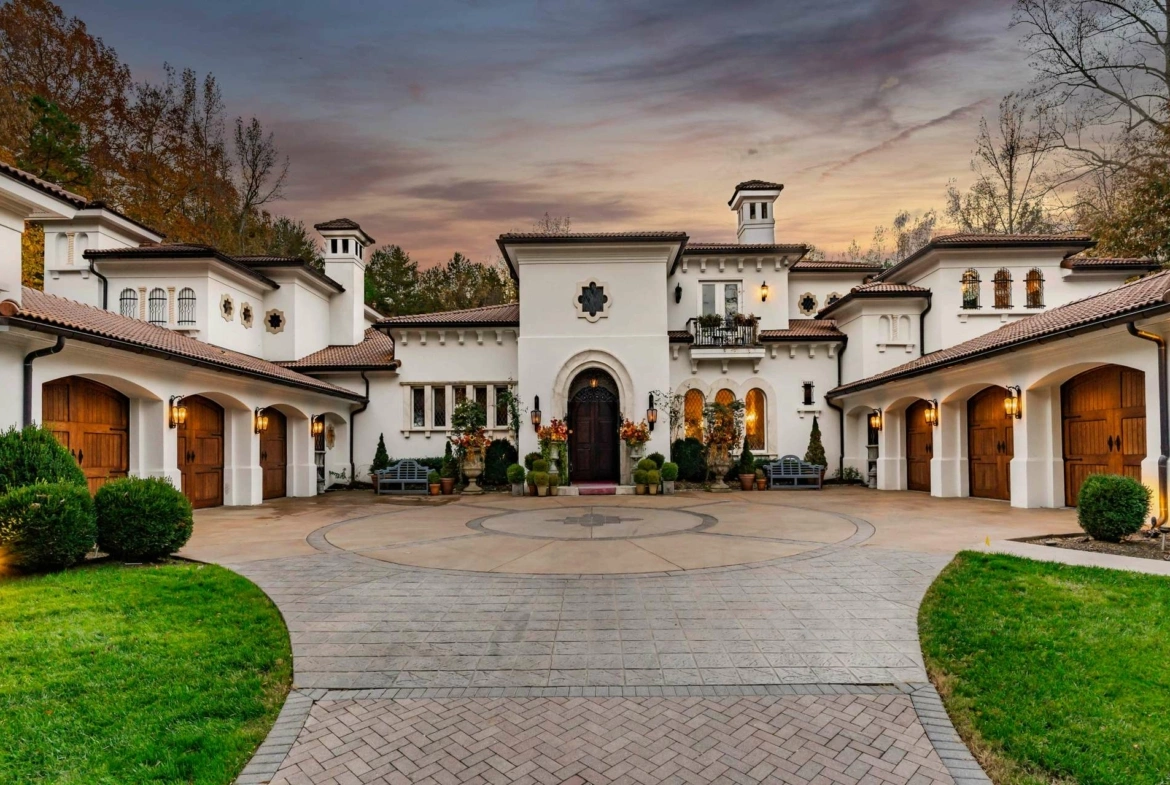 8371 Providence Road, Charlotte, NC, A luxury Mediterranean-style, Mizner-inspired property. Presented by Liza Caminiti, Senior Broker-in-Charge at Ivester Jackson | Christie’s International Real Estate • FINEST RESIDENCES