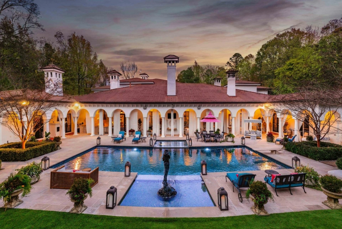 8371 Providence Road, Charlotte, NC, A luxury Mediterranean-style, Mizner-inspired property. Presented by Liza Caminiti, Senior Broker-in-Charge at Ivester Jackson | Christie’s International Real Estate • FINEST RESIDENCES