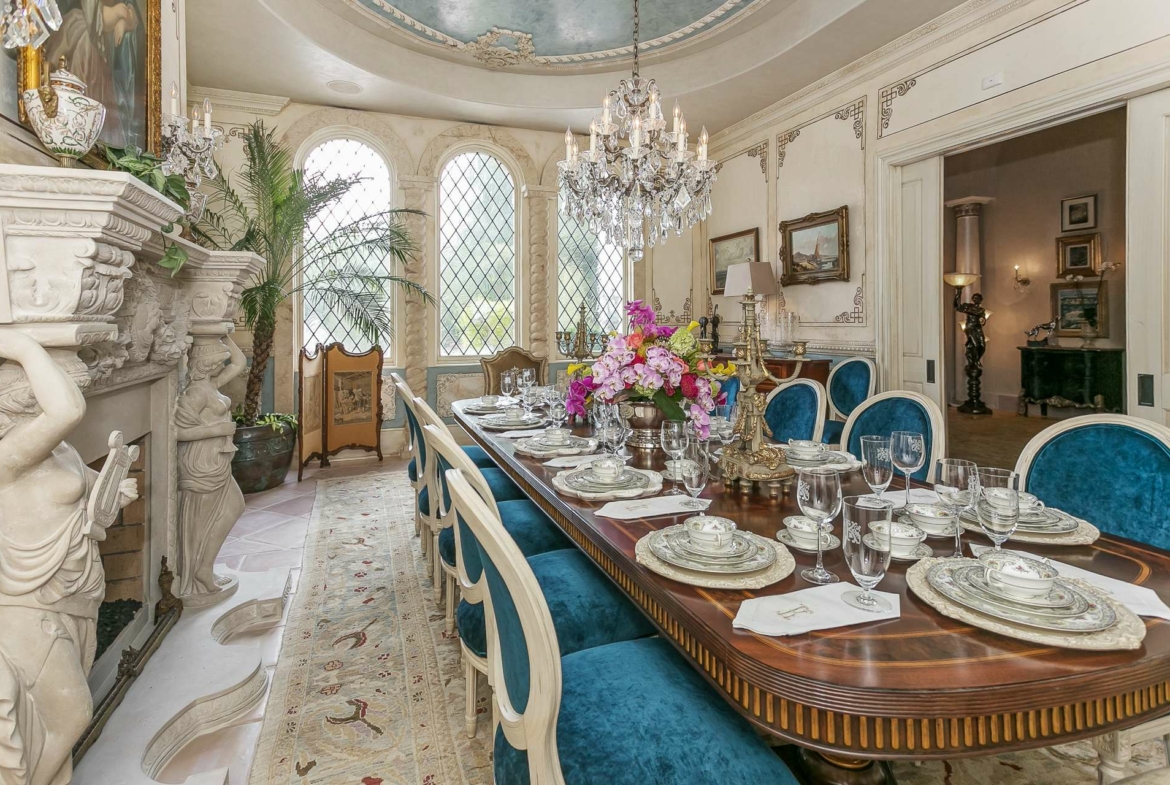 8371 Providence Road, Charlotte, NC, A luxury Mediterranean-style, Mizner-inspired property. Presented by Liza Caminiti, Senior Broker-in-Charge at Ivester Jackson | Christie’s International Real Estate • FINEST RESIDENCES