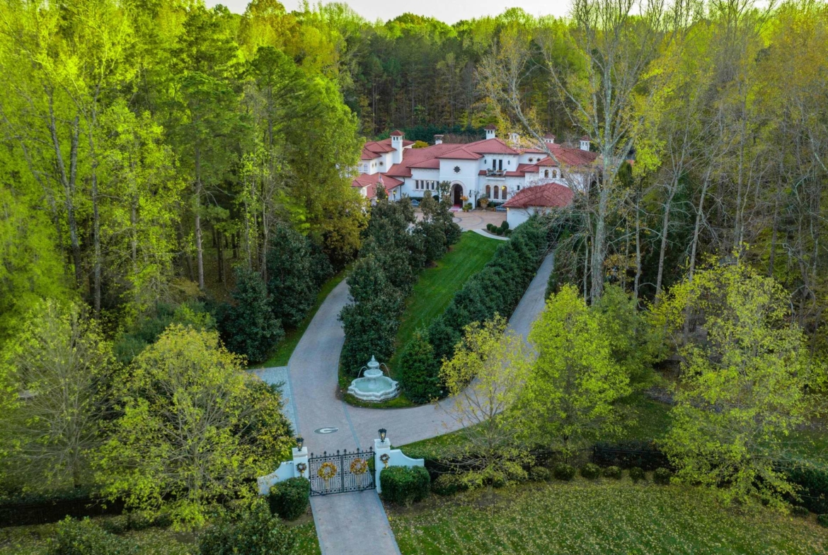 8371 Providence Road, Charlotte, NC, A luxury Mediterranean-style, Mizner-inspired property. Presented by Liza Caminiti, Senior Broker-in-Charge at Ivester Jackson | Christie’s International Real Estate • FINEST RESIDENCES