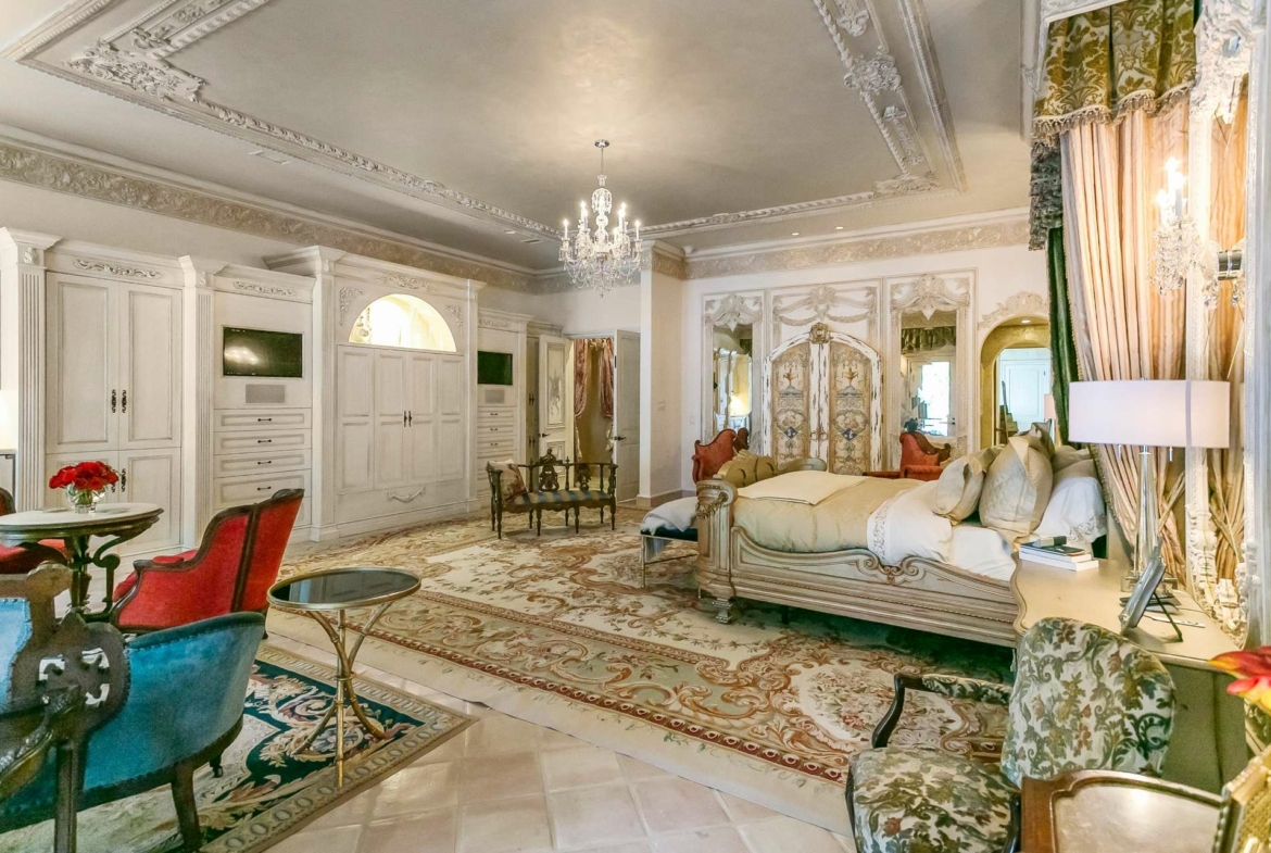 8371 Providence Road, Charlotte, NC, A luxury Mediterranean-style, Mizner-inspired property. Presented by Liza Caminiti, Senior Broker-in-Charge at Ivester Jackson | Christie’s International Real Estate • FINEST RESIDENCES